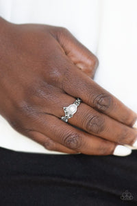 center-stage-celebrity-silver-ring-paparazzi-accessories
