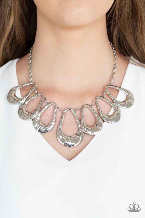 teardrop-envy-silver-necklace-paparazzi-accessories