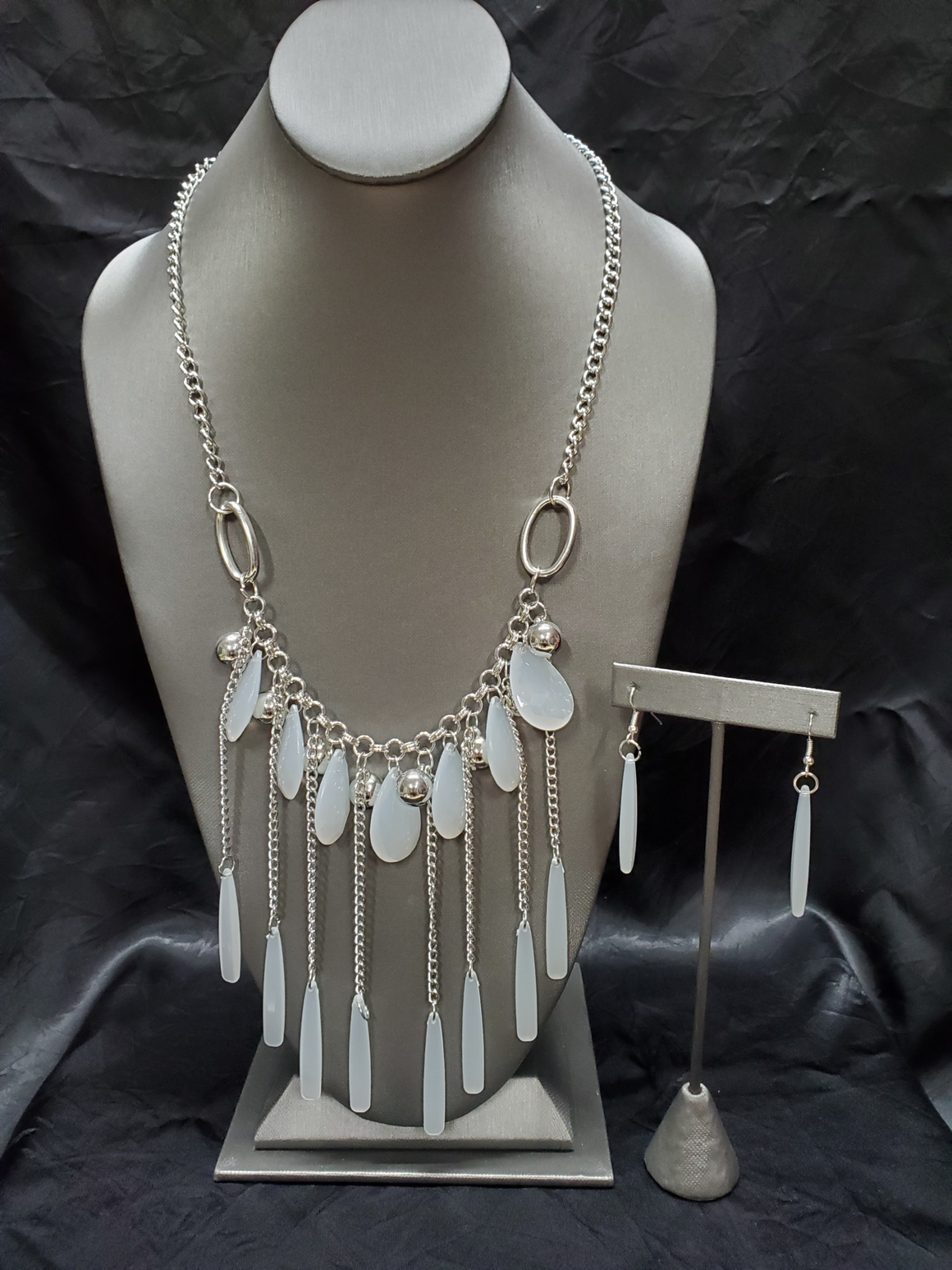 Roaring riviera white necklace Clearance
